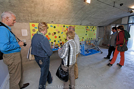 Ausstellungsansicht mit Einkaufswagen