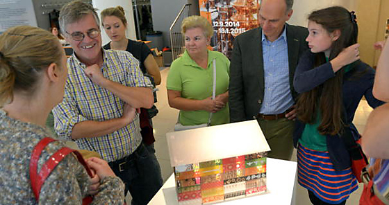 Das Modell des Frankfurter Bienenhauses im Foyer des MMK